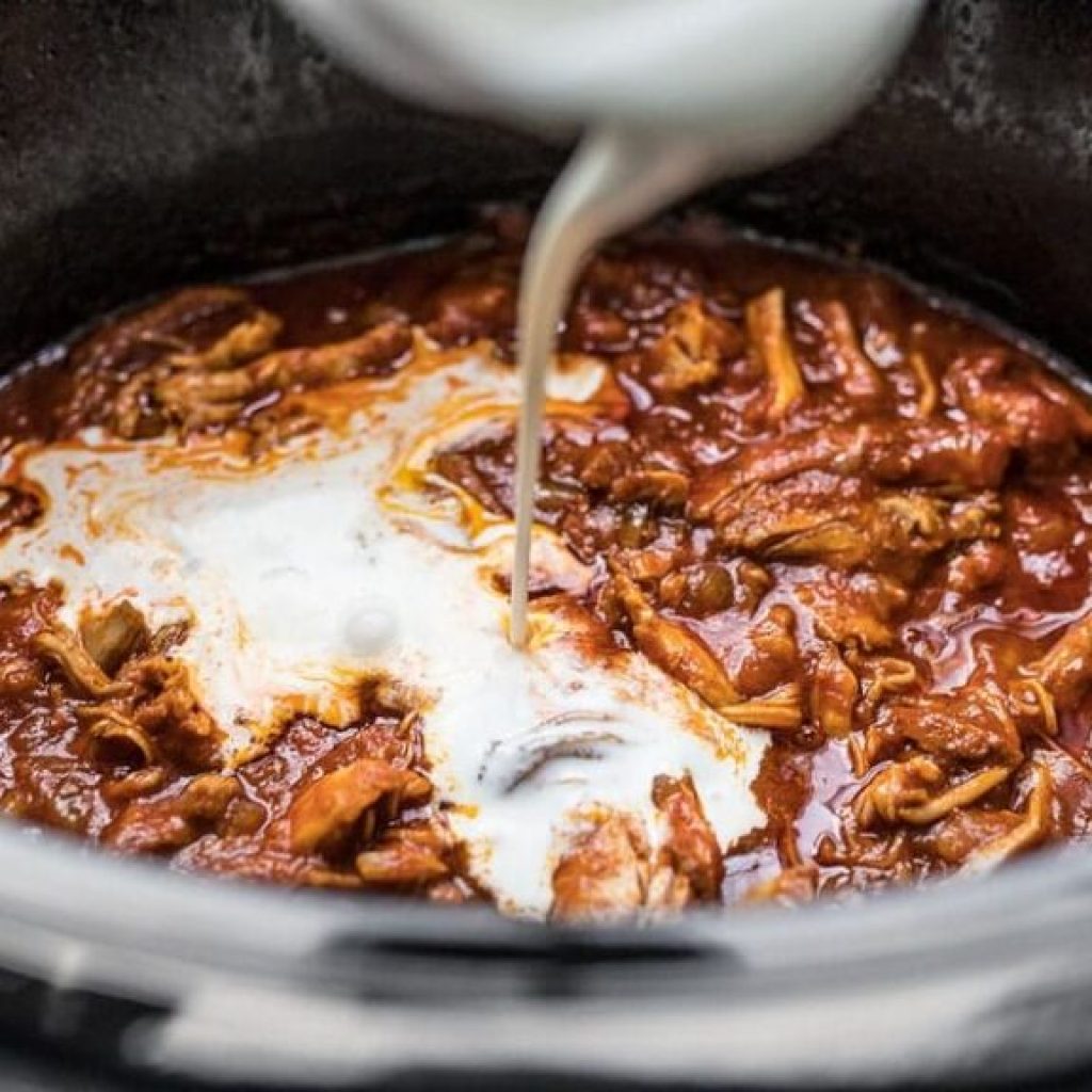 Ajoutez de la creme au poulet Tikka Masala a la mijoteuse